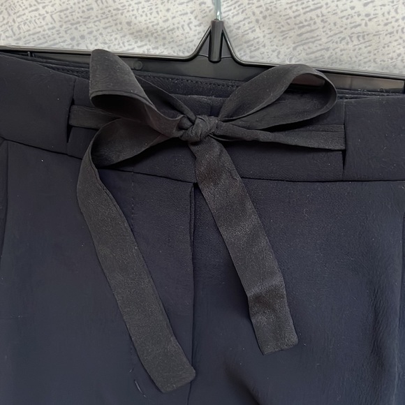 Aritzia- Wilfred Black shorts w/pockets, Hooke/eye & ribbon front tie, size 4 - Picture 3 of 6